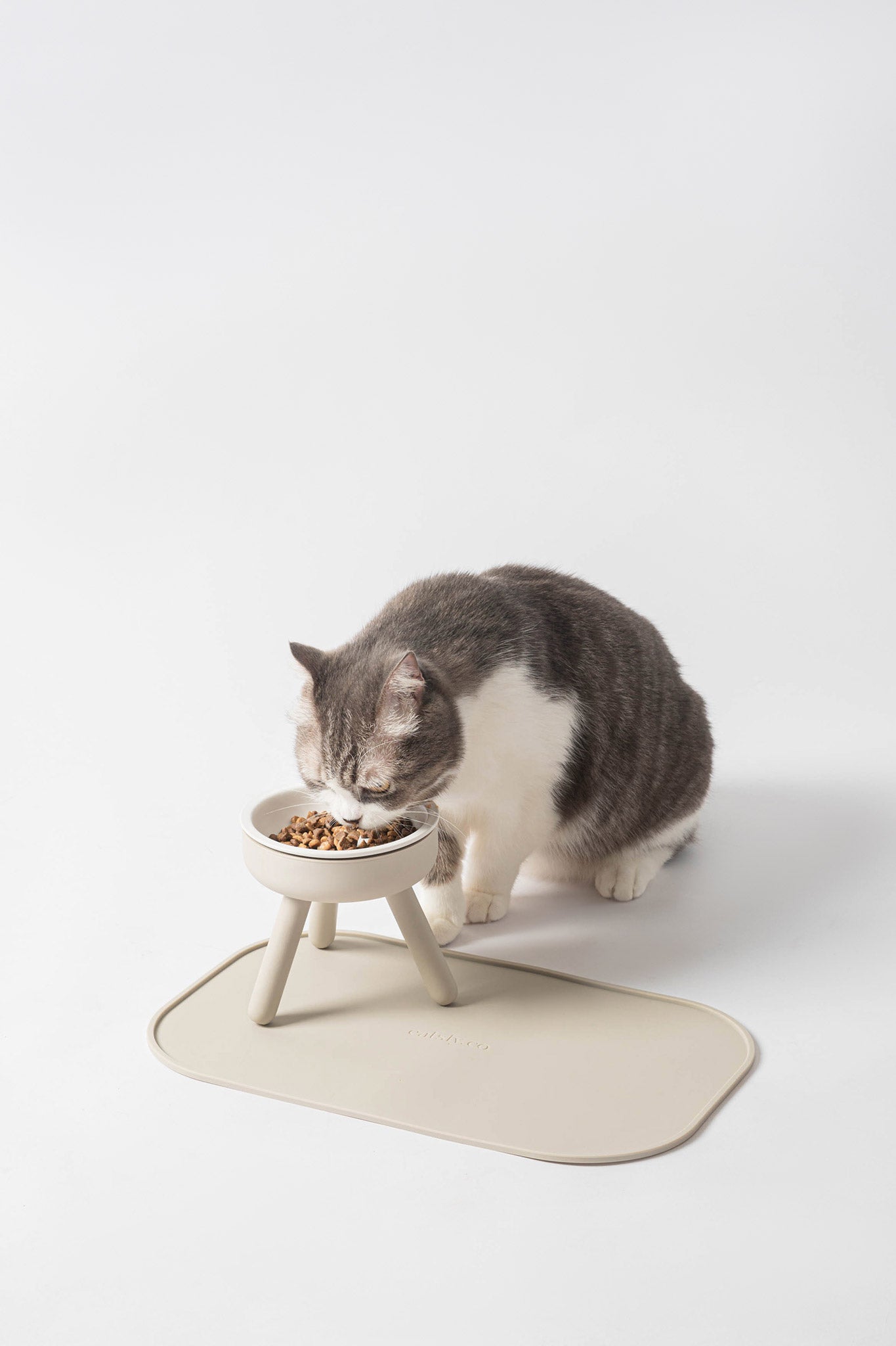 cat feeder table with porcelain bowl set –